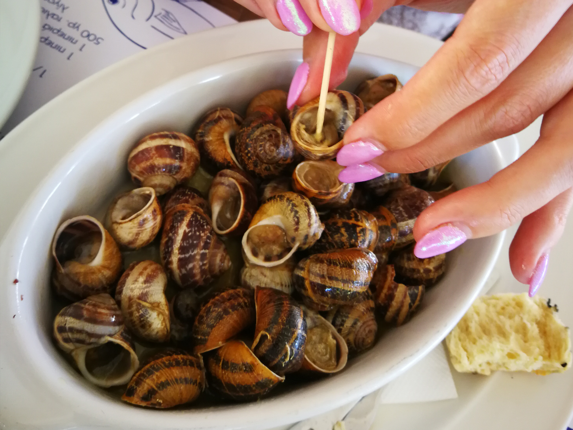 How to eat Cretan snails.